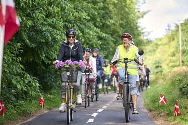 Radfahrer zur Einweihung des Radwegs in Store Darum