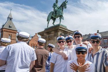 Studenten bei dem Pferd auf dem Platz in Esbjerg