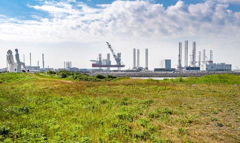 Aussicht von Sædding auf den Hafen von Esbjerg mit der Skulpturgruppe 